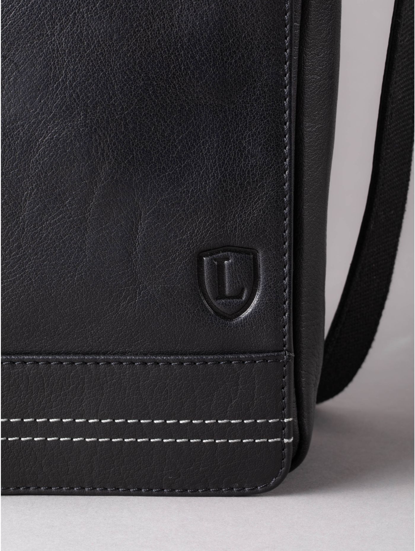 Keswick Medium Leather Messenger Bag